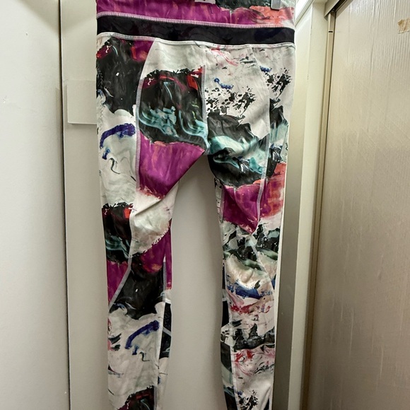 Rare Lululemon cropped 7/8 legging women’s size 4. In great condition . - Picture 4 of 5